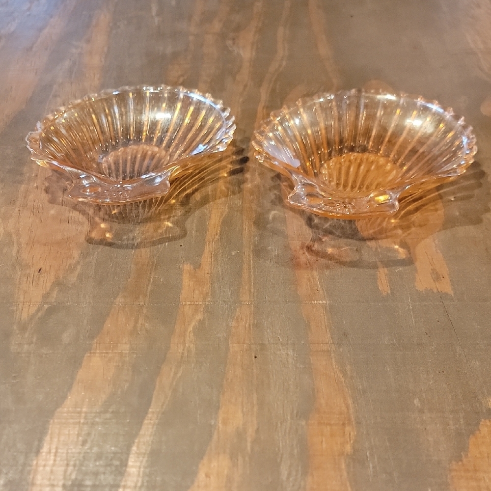 Shell-Shaped Glass Bowls in Warm Amber - Picture 3 of 6